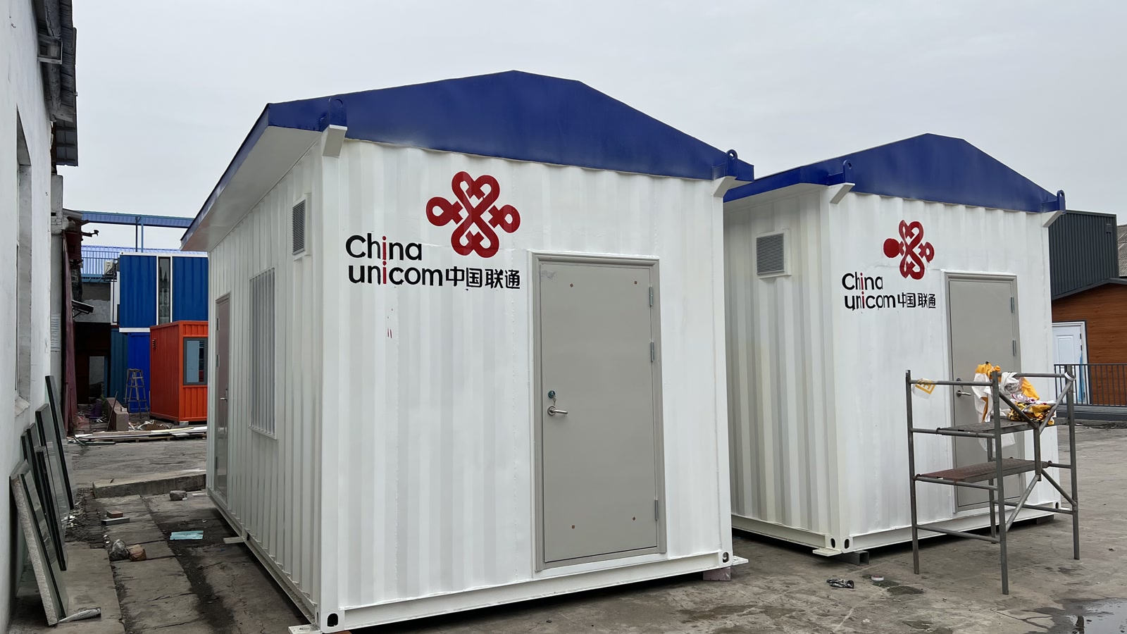 两间中国联通标识集装箱设备机房工厂成品实景