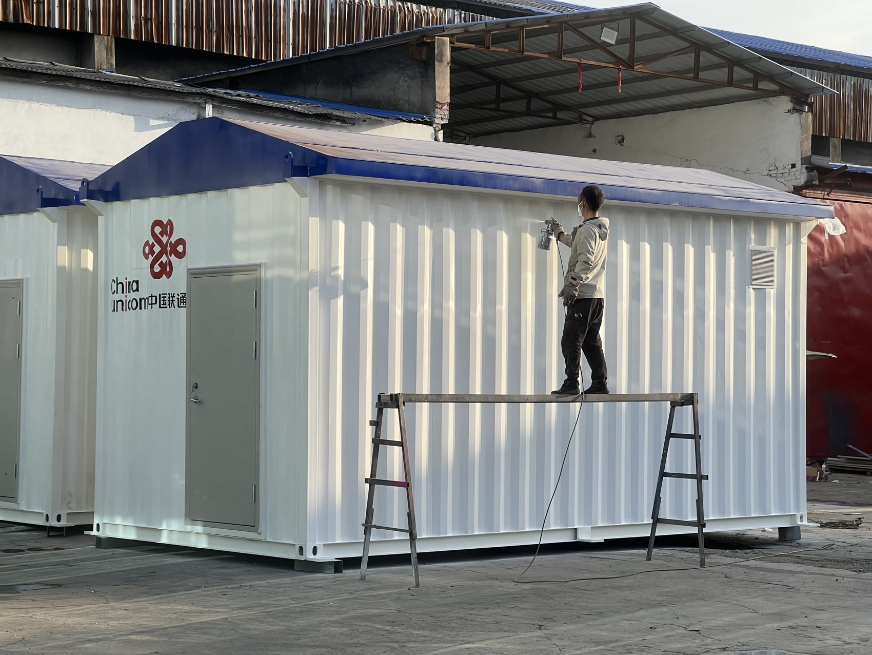 两间集装箱设备箱工厂屋面施工记录