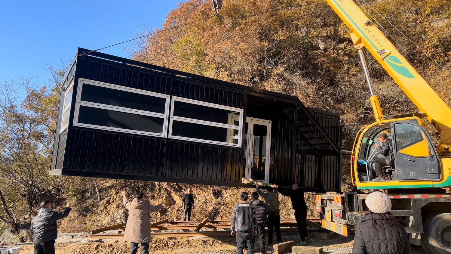 旅游公路咖啡店首层箱体现场起吊