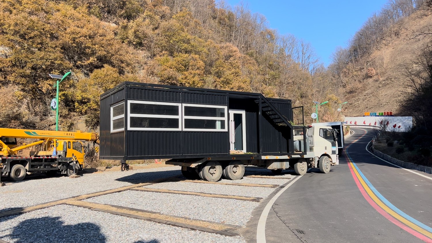 咖啡店箱体到达旅游公路旁安装位置