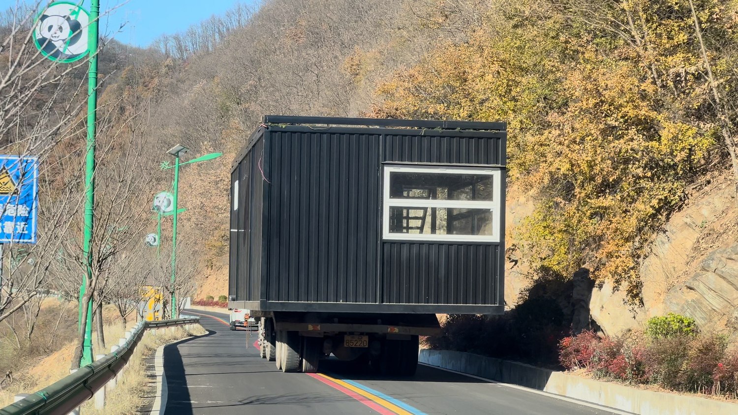 栾川山路上较小车辆转运咖啡店箱体