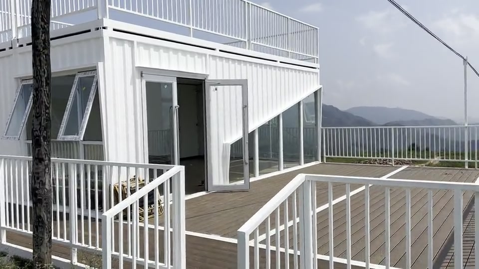 伏羲山山顶集装箱休息室完工后的观景露台和玻璃门窗