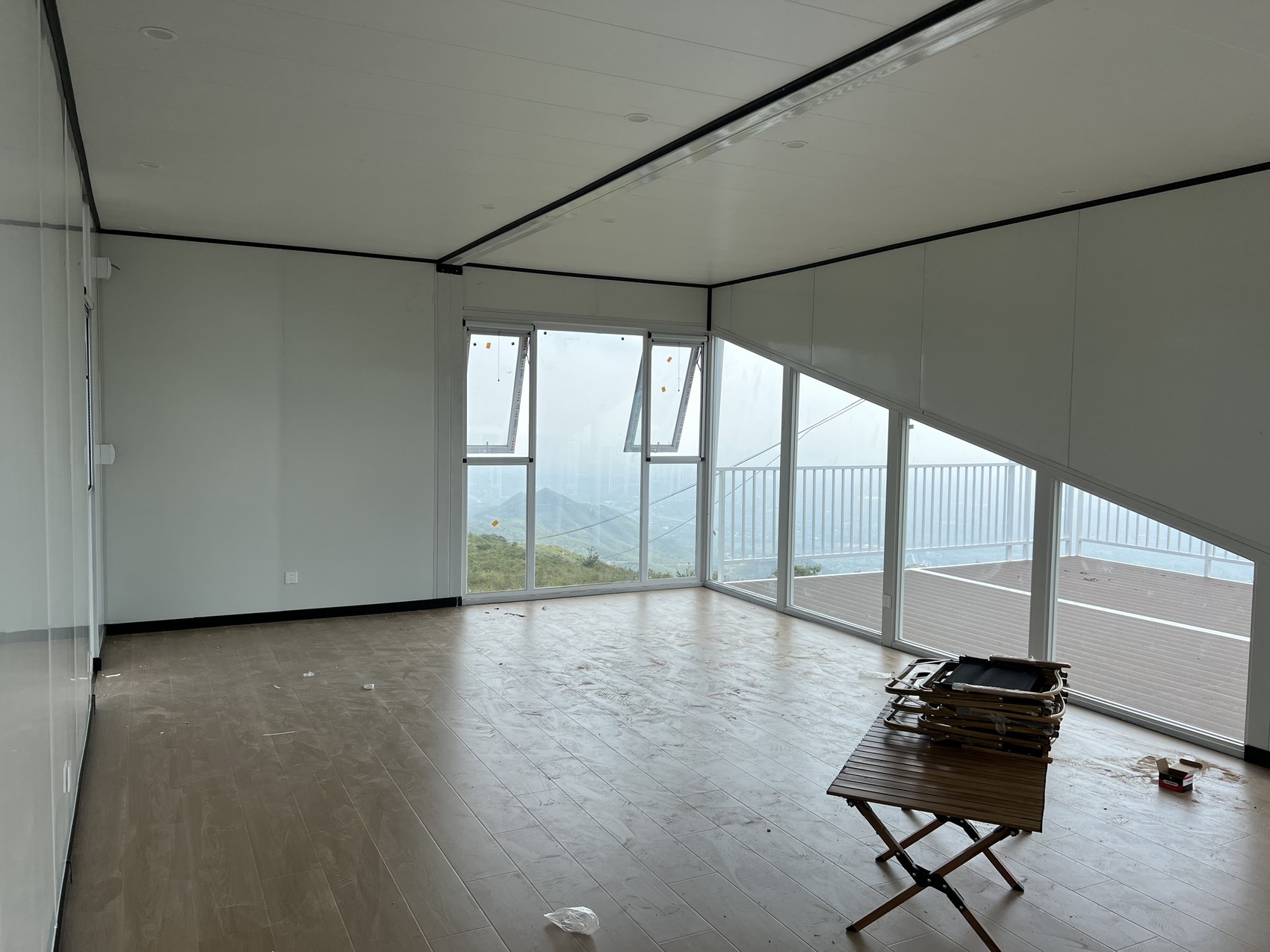 伏羲山滑翔伞基地集装箱休息室的露台栏杆与楼梯完工实景