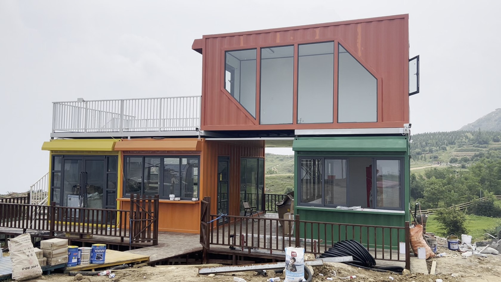 河南郑州巩义始祖岭1088露营地现场视频截图,展示一层窗口、二层办公室玻璃界面及露台栏杆。