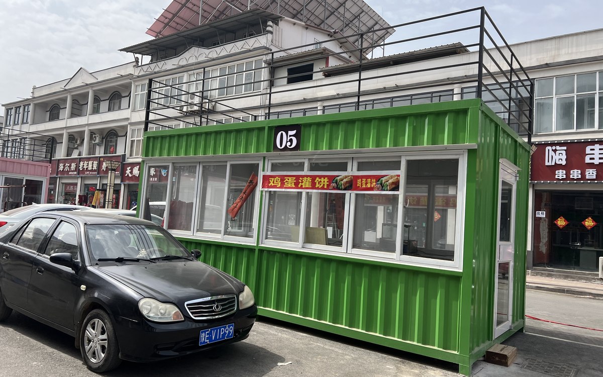 林州临淇镇绿色集装箱商铺和二层栏杆实景
