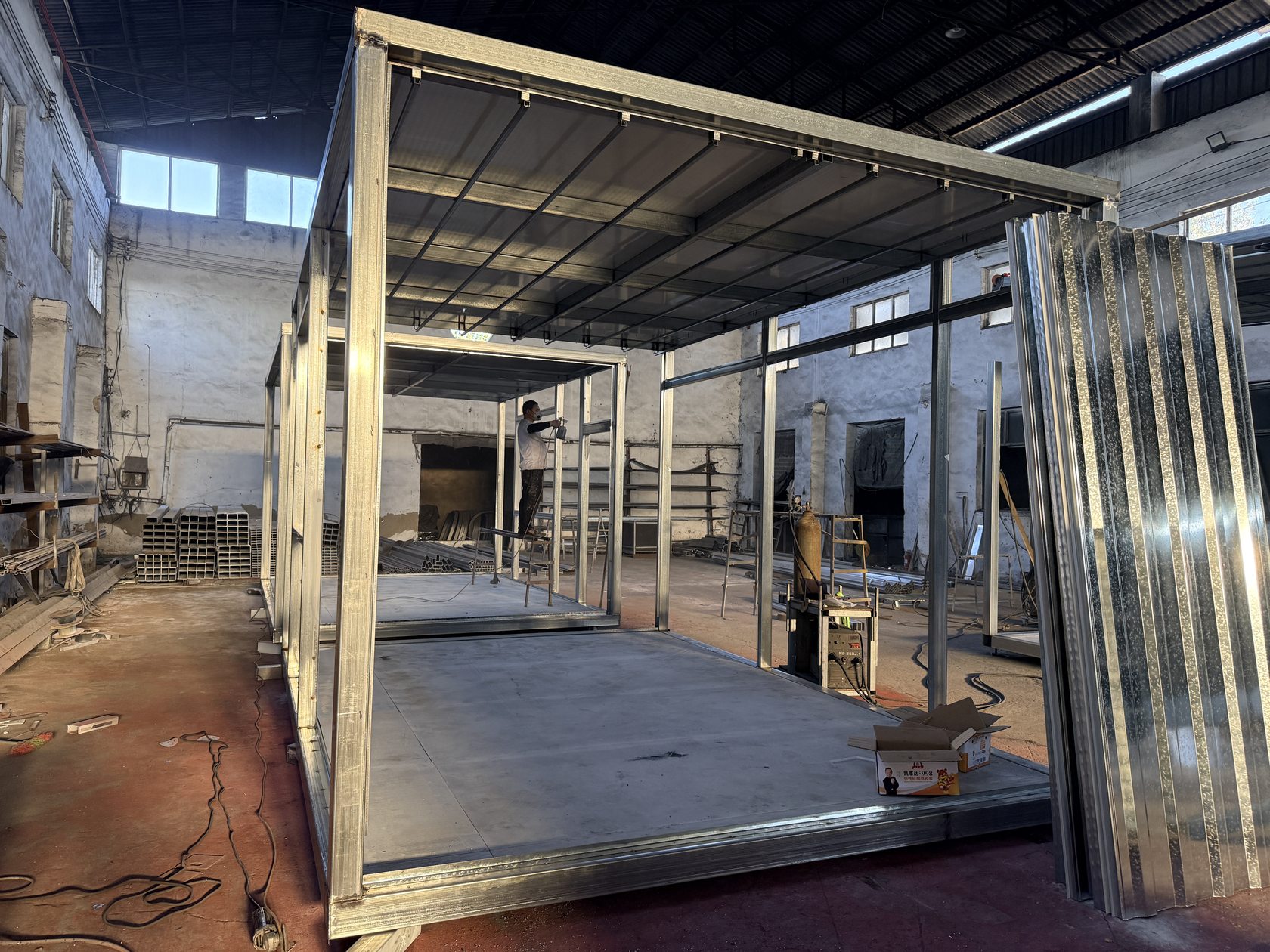 洛阳壁球馆集装箱房屋框架成型,厂内制作:箱体框架与底部空间轮廓已形成。