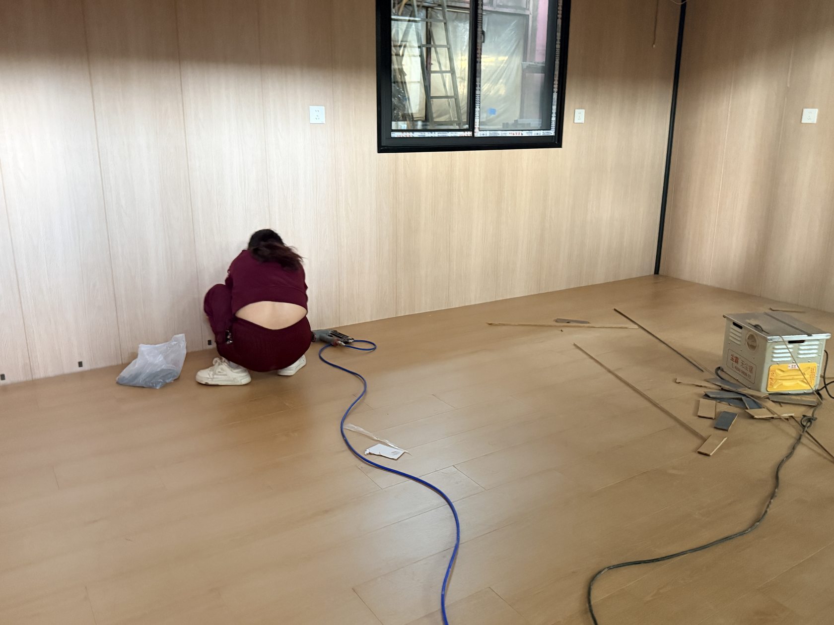 洛阳壁球馆集装箱配套地面铺装,厂内内装:地板铺装与收边作业,墙面、窗户和顶面已形成。