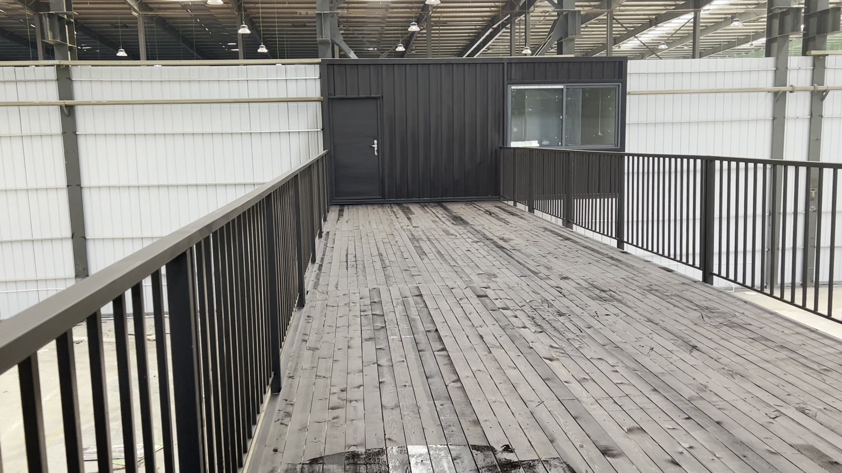 模块化办公室二层集装箱休息室外的防腐木露台