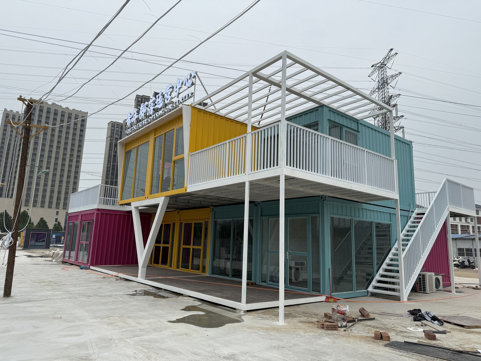 郑州市金水区两层集装箱接待大厅、悬挑支承与二层露台