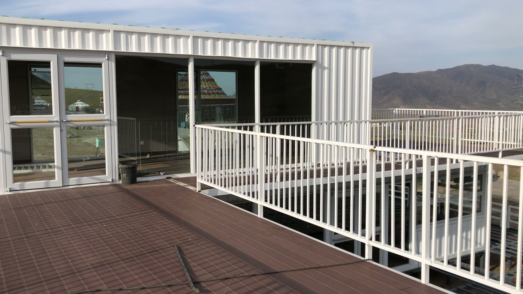 青海日月山集装箱咖啡店二层观景露台和塑木地板实景
