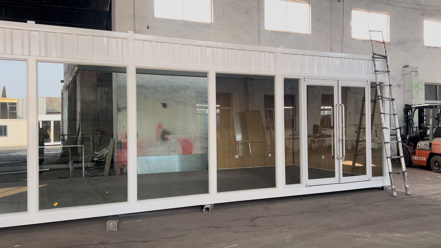 沈丘集装箱售楼部首层展厅白色箱体在厂内完成玻璃门窗装配