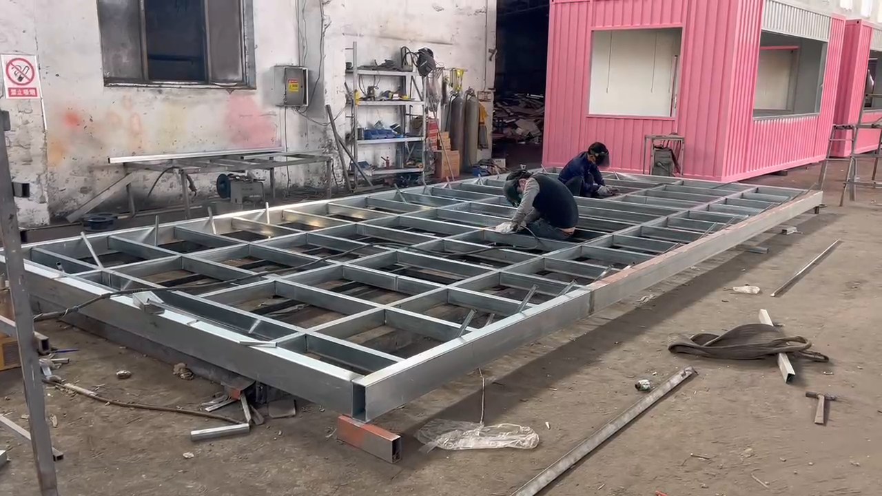 柞水露营地集装箱咖啡店底架厂内制作