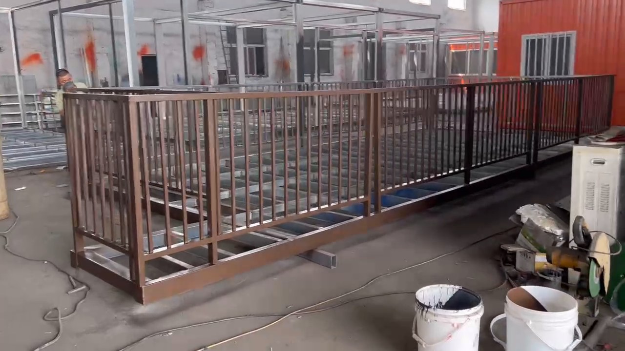 柞水露营地集装箱咖啡店露台栏杆厂内制作