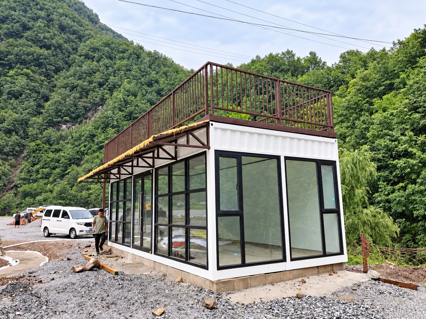 陕西商洛柞水县秦岭露营地集装箱咖啡店安装后外观