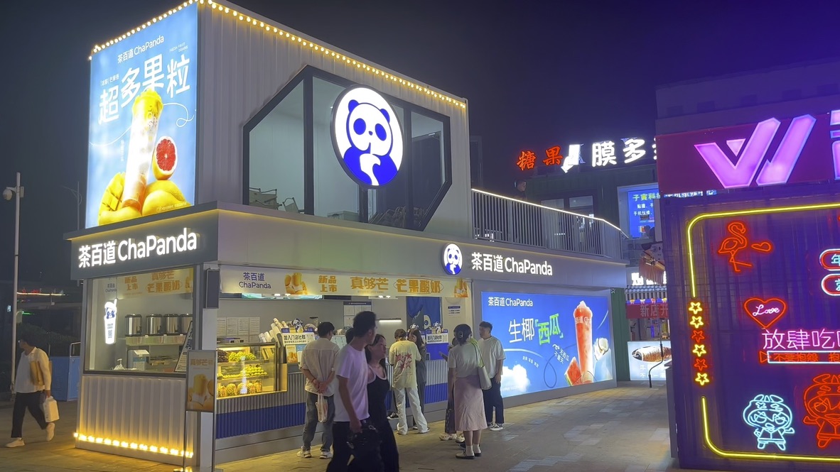万佳商业广场二层集装箱商铺夜景