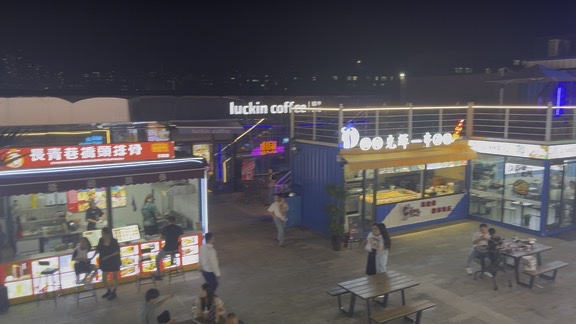 郑州新郑龙湖万佳商业广场集装箱商业街开业后实景