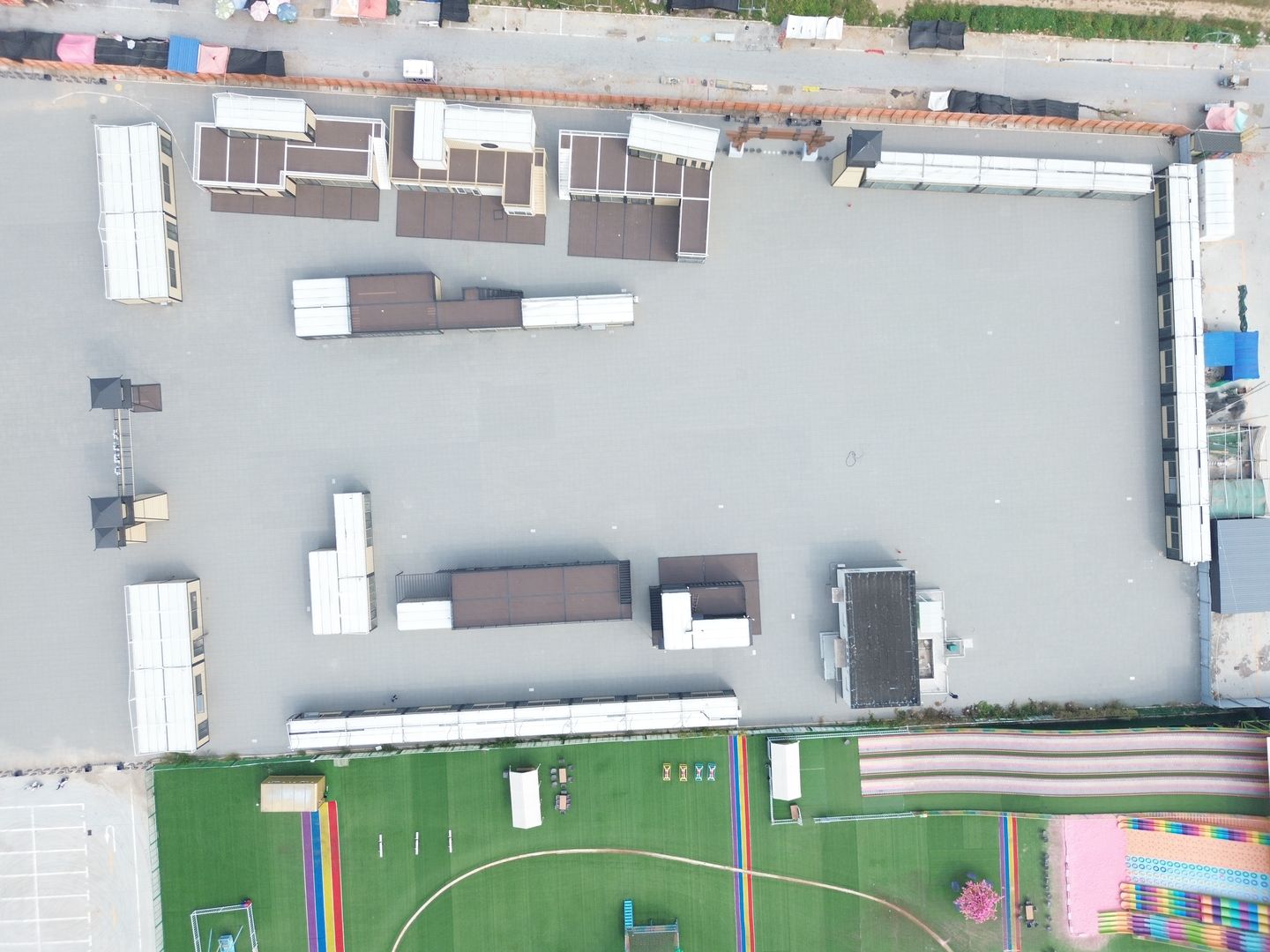 江苏徐州丰县大汉丰景商业街整体航拍,航拍实景:沿场地边界布置的店铺与中部组合建筑共同围合开放场地。