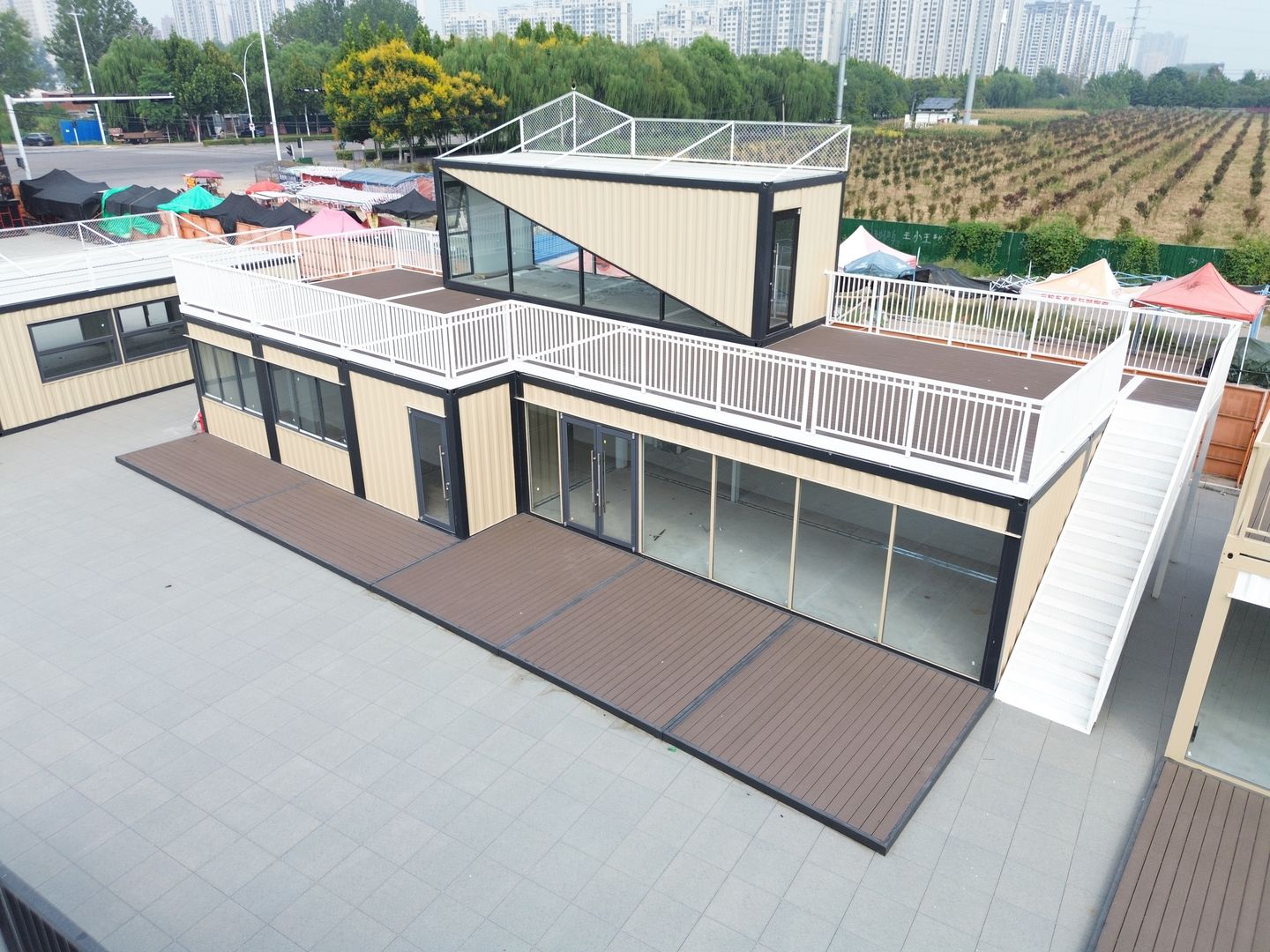 江苏徐州丰县大汉丰景斜线立面双层商铺,完工实拍:斜线立面、玻璃店面与二层露台。