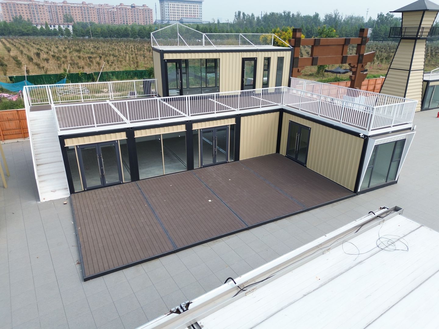 江苏徐州丰县大汉丰景围合式组合商铺航拍,完工实拍:转角组合商铺、首层平台和上层露台形成多层次空间。
