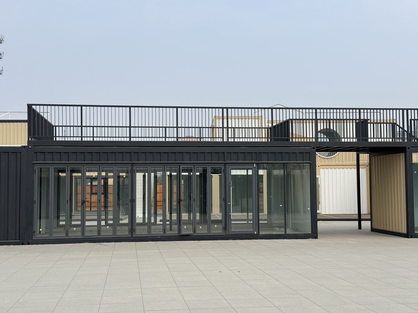 江苏徐州丰县大汉丰景横向展开的商铺实景,完工实拍:横向展开的玻璃店面与上部栏杆,呈现另一种商铺组合。