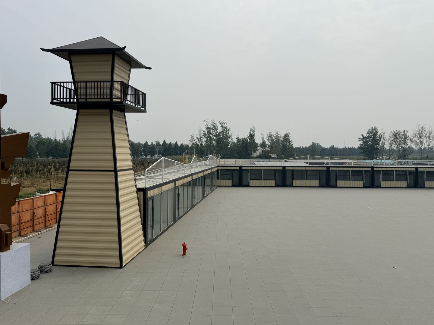 江苏徐州丰县大汉丰景汉阙造型与开放广场,完工实拍:阙楼造型、周边店铺与开放广场的关系。