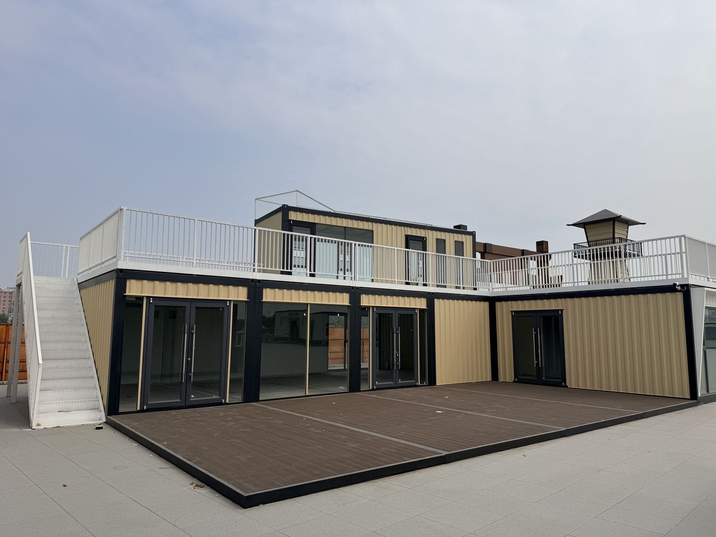 江苏徐州丰县大汉丰景双层组合商铺完工实景,双层商铺、室外楼梯与首层平台形成围合空间。