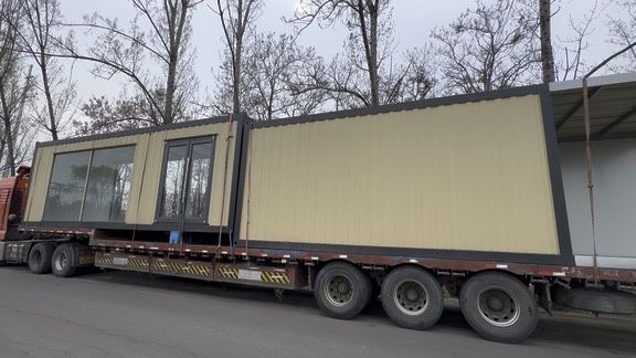 江苏徐州丰县大汉丰景商业街箱体装载发运,发货实拍:制作后的商铺模块装载于运输车辆。