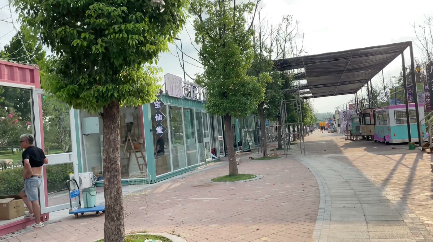 银基动物王国集装箱商业街沿游客动线安装过程