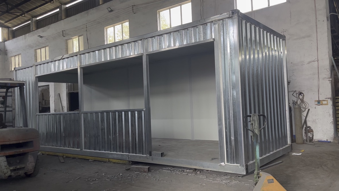 银基集装箱商业街箱体主体在斯达房屋厂区预制