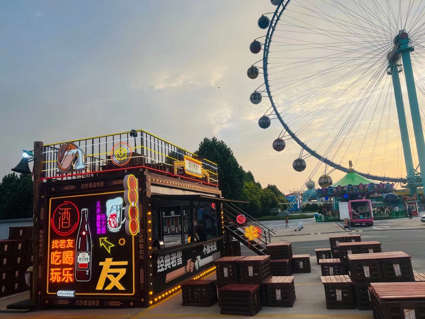银基摩天轮广场集装箱商业街夜景实拍