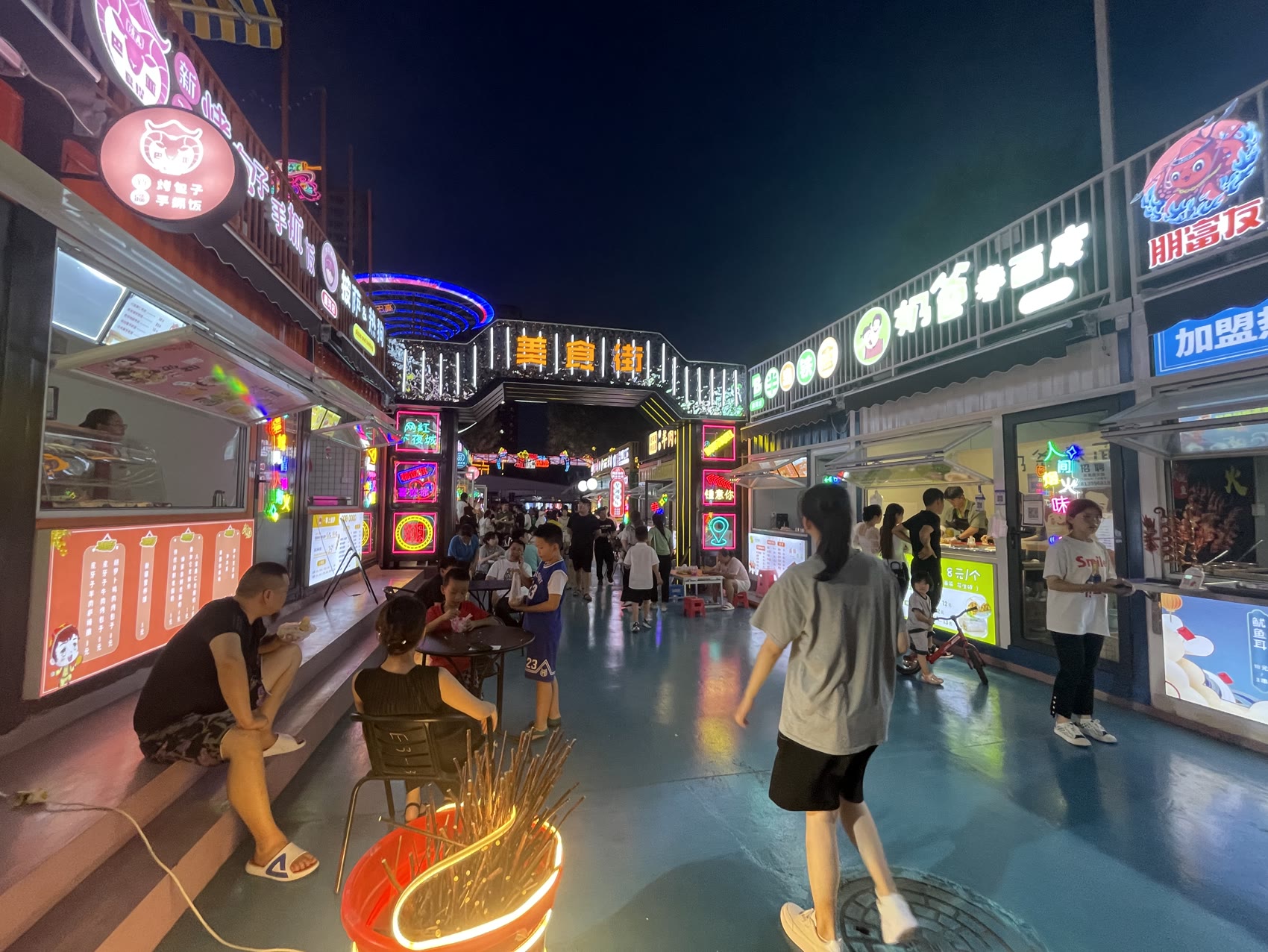 运城星河广场集装箱餐饮商业街夜间街景