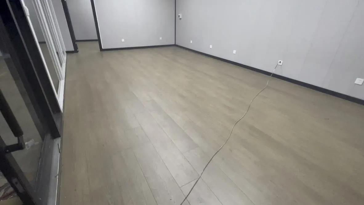 集装箱售楼中心工厂内装施工现场