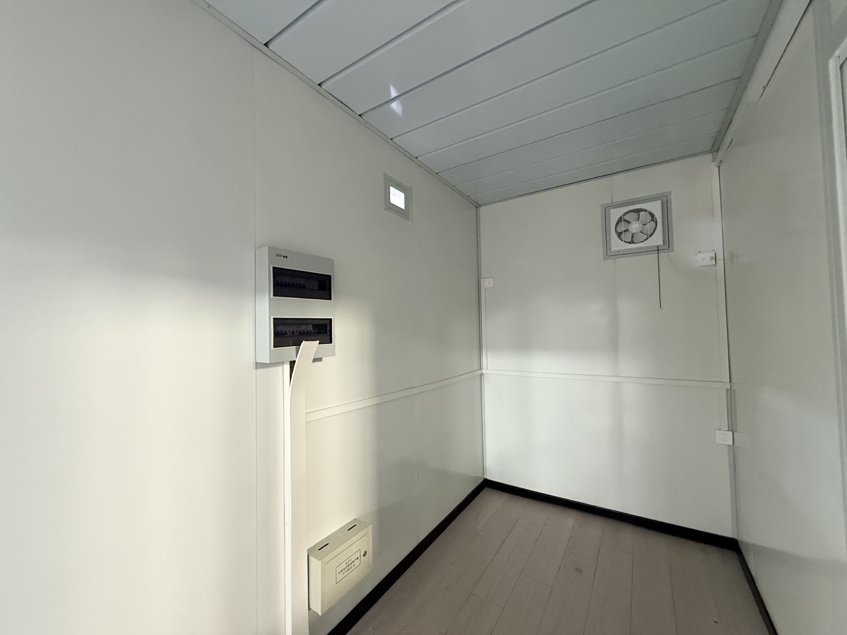 集装箱设备箱室内配电箱弱电箱线管和木纹地板