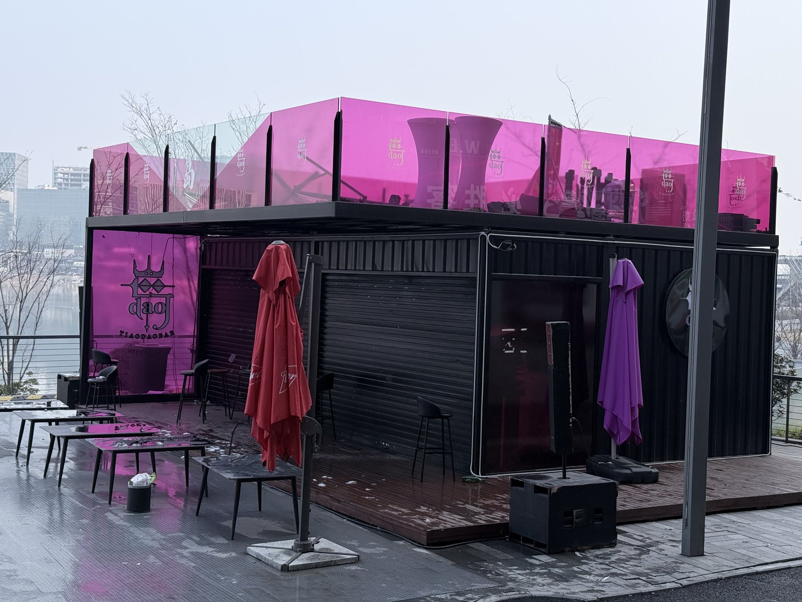 集装箱酒吧黑色外立面、品牌标识与上层露台实景