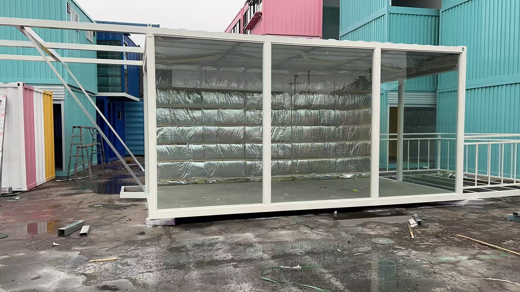 郑州金融岛集装箱售楼处箱体在工厂制作阶段的保温层实拍