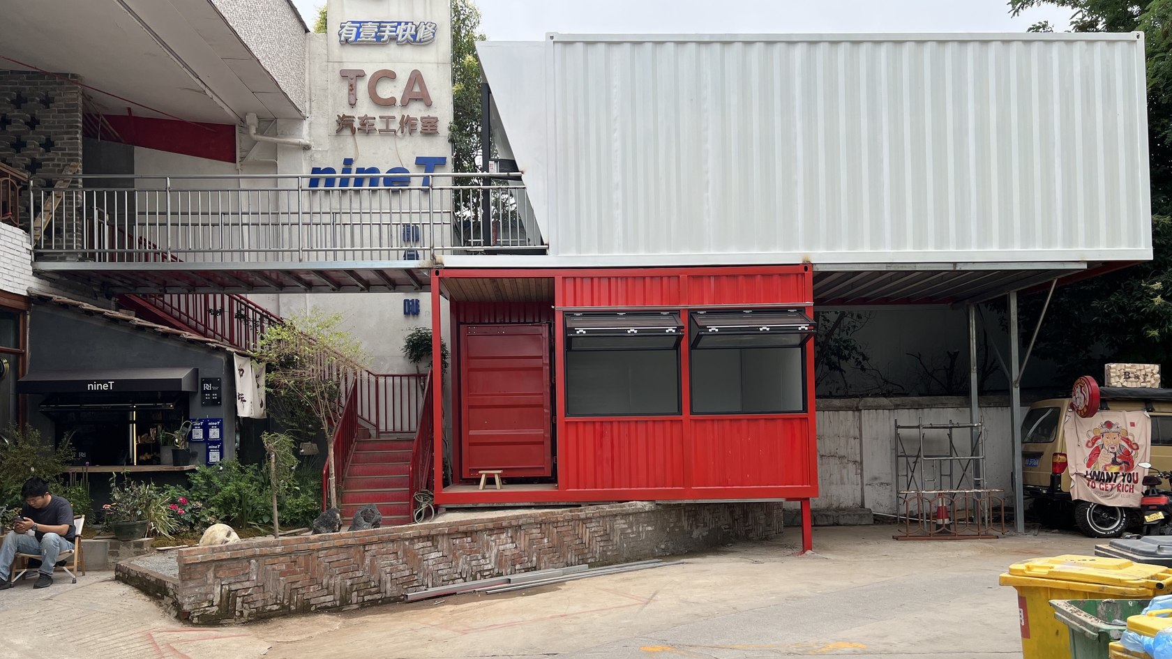 郑州经开区汽车文创园红白两层集装箱咖啡店现场实景