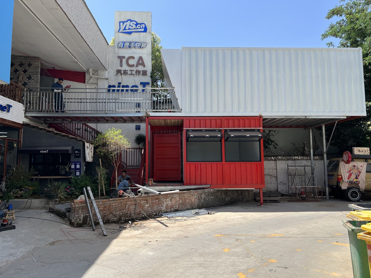 两层集装箱咖啡馆现场组合及外端支撑