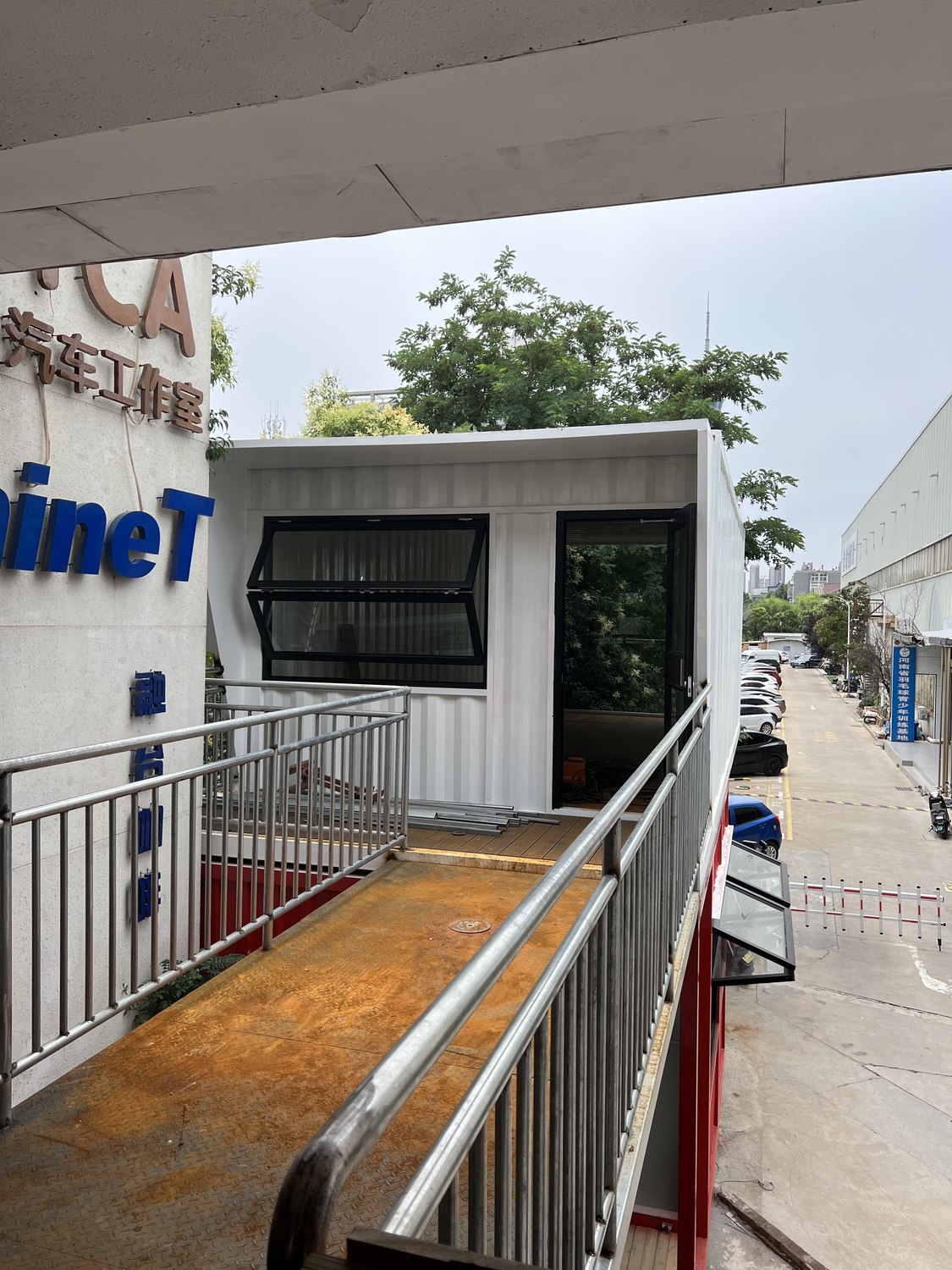 连廊通向二层集装箱休息室入口