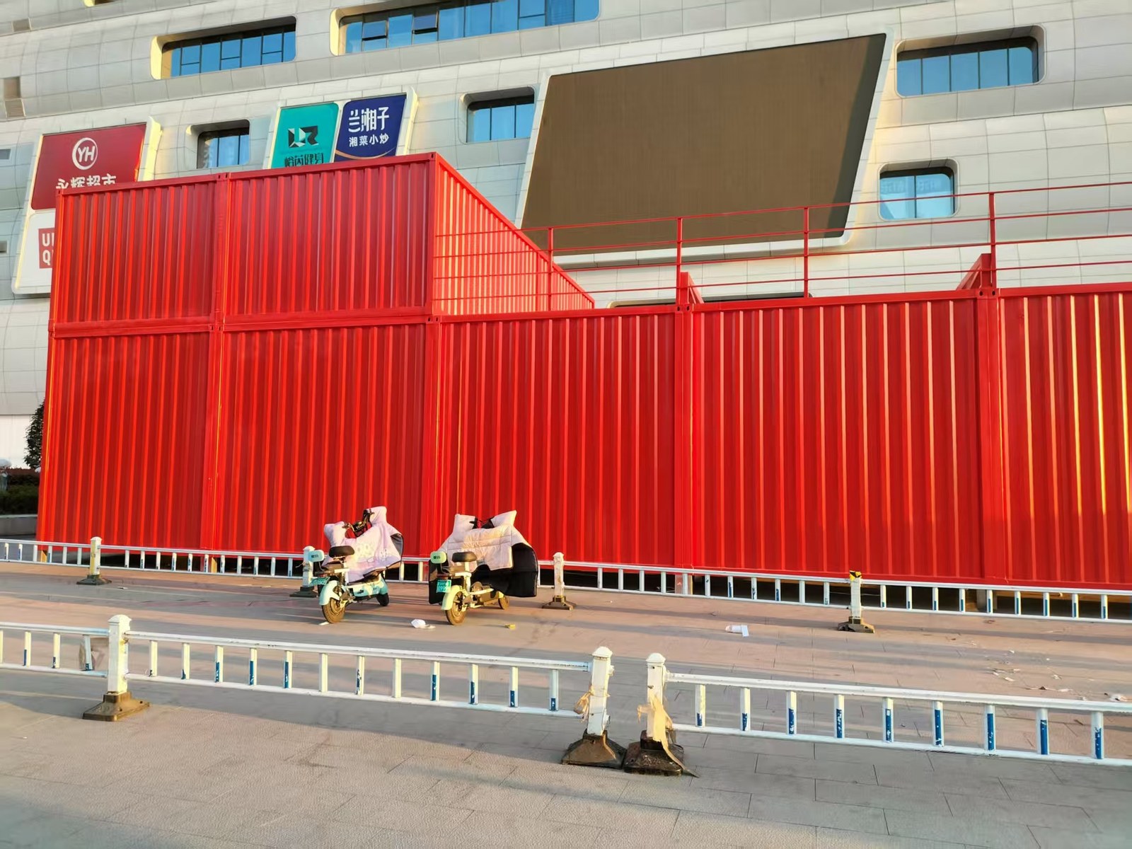 好想来集装箱门店安装完成后的背立面和二层仓库外观