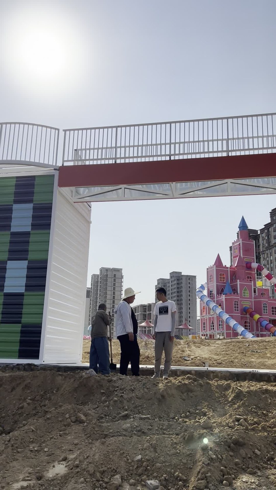 郑州市某无动力乐园集装箱大门现场安装正面